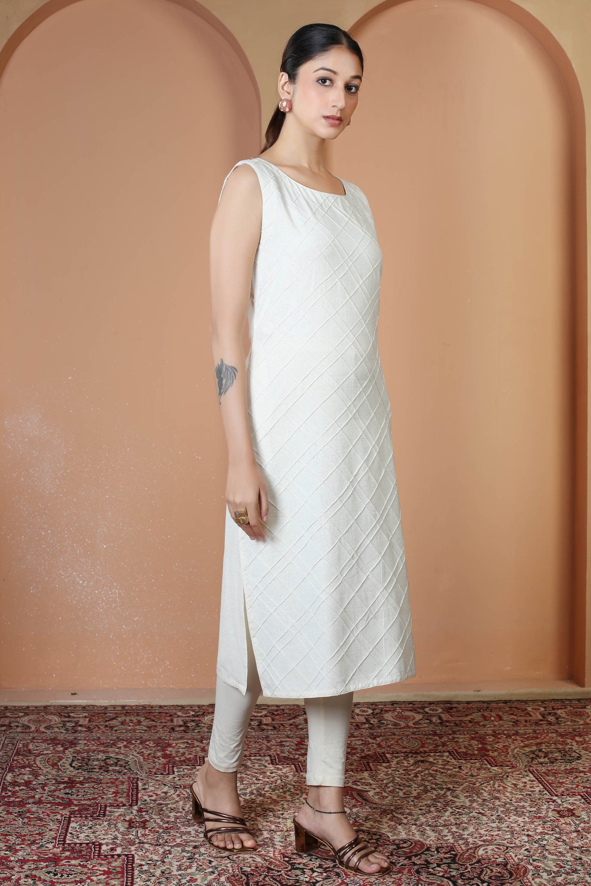 Off White Textured Pure Cotton Sleeveless Straight Kurta